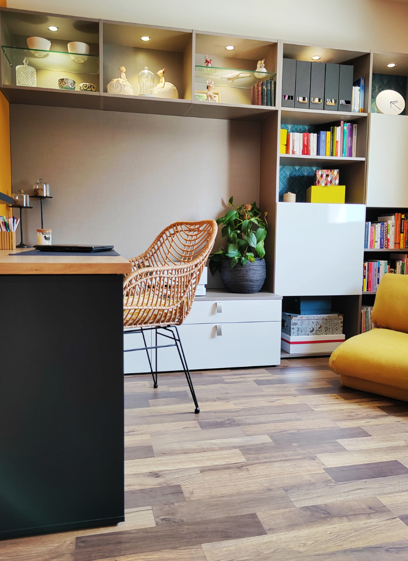 bibliothèque et bureau