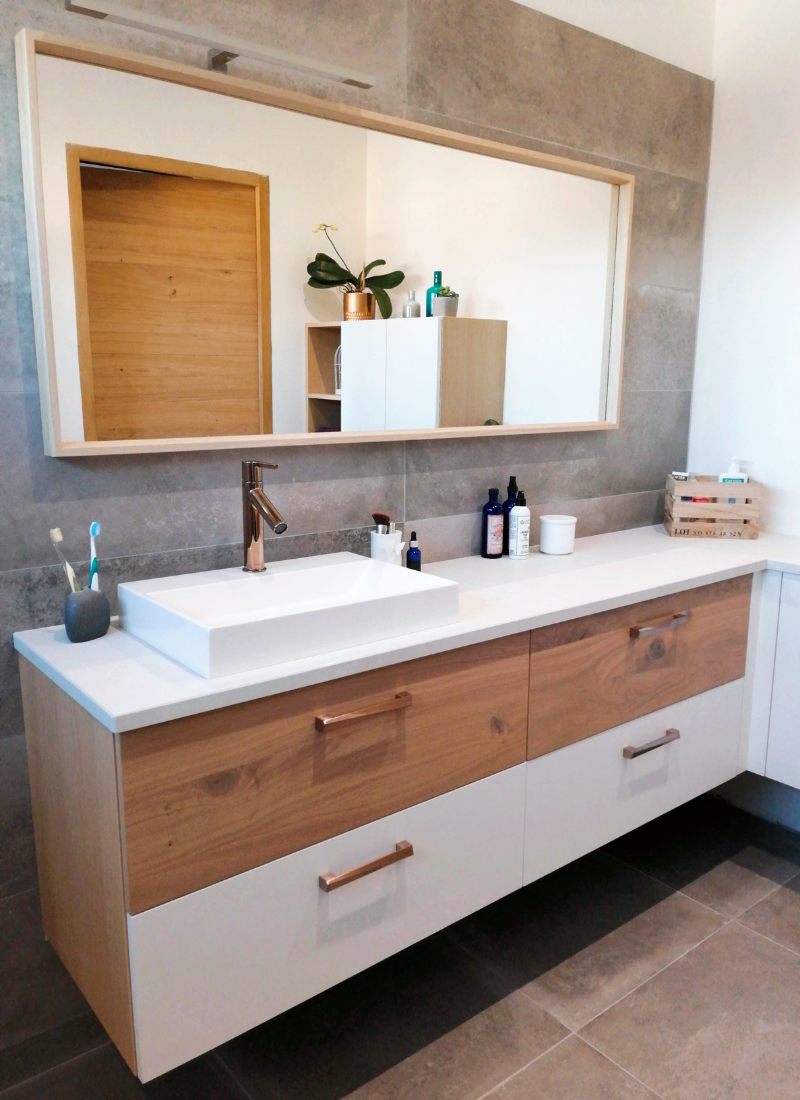 salle de bain bois et blanc avec miroir